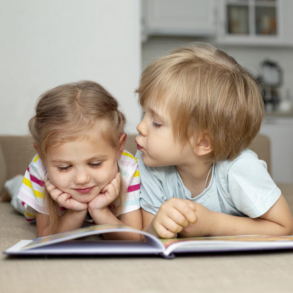 Jongen en meisje lezen een boek