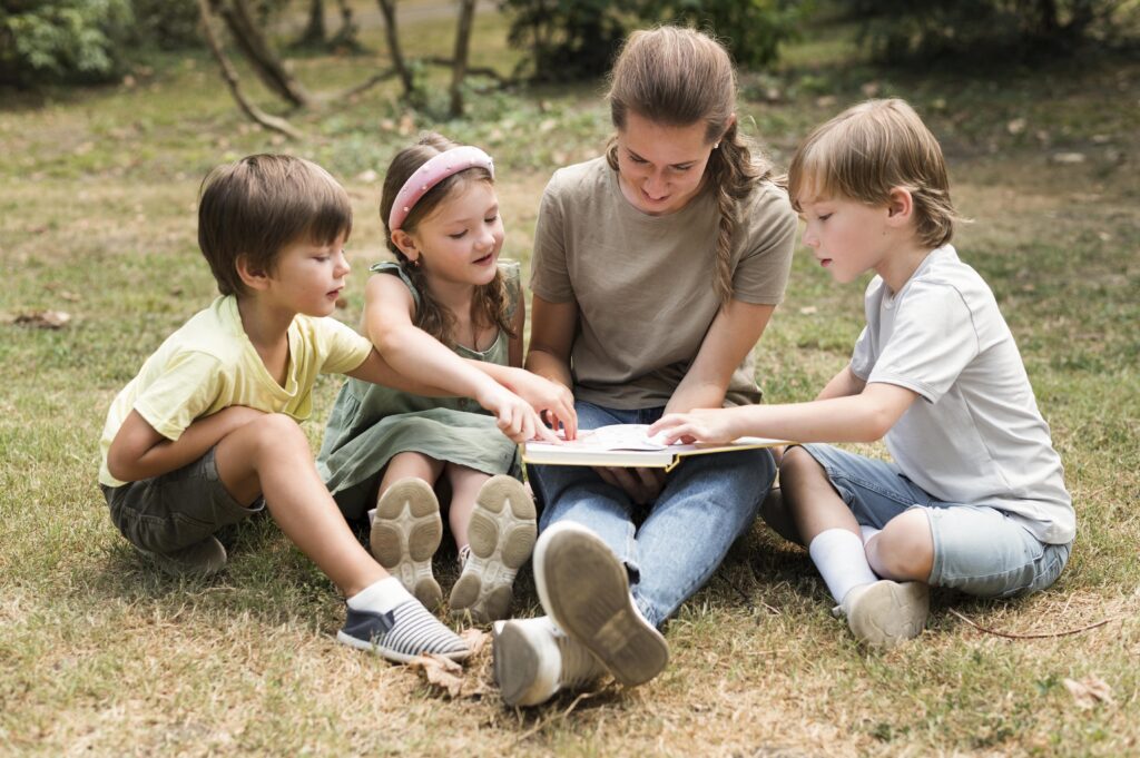 Moeder leest kinderen voor