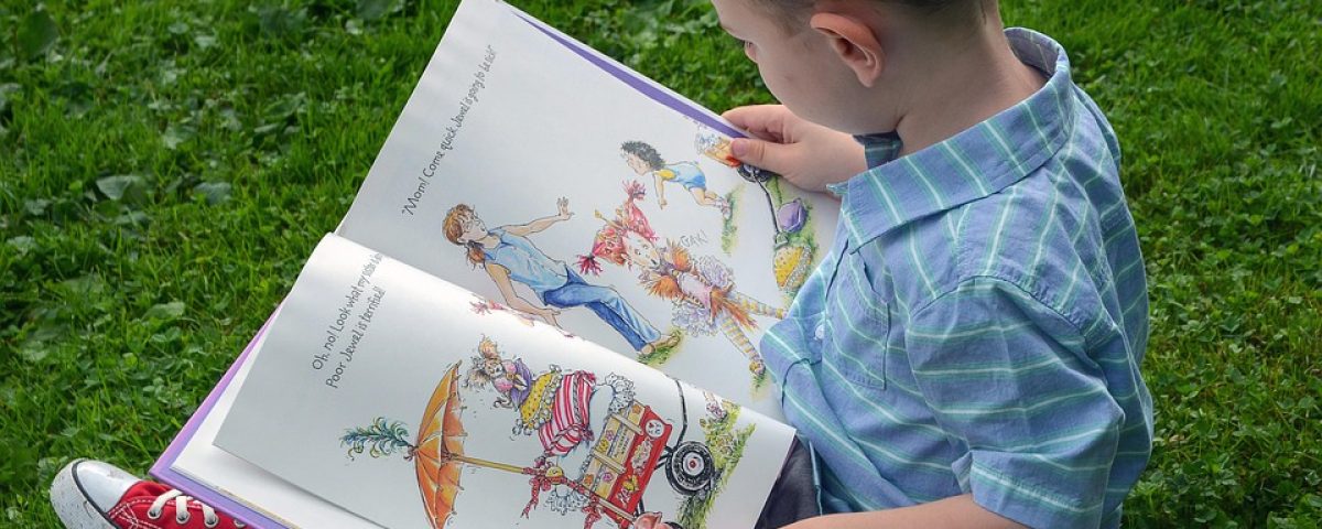 Kind leest in voorleesboek Lezen kind 2 - 4 jaar