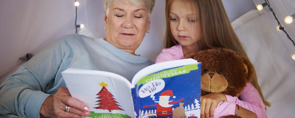 Oma leest voor Oma leest kleindochter voor